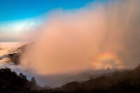 7月24日19時許，新疆天山天池雲開雨霽，落日餘暉下天池燈桿山上空突然出現一道美麗的彩虹。
