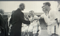 1957年足總杯決賽前與菲利普親王握手