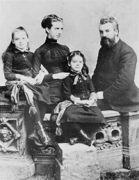 亞歷山大·貝爾和他的夫人及孩子