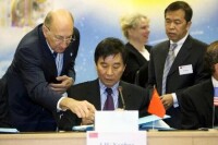 科技部副部長劉燕華（中）代表中國政府簽署