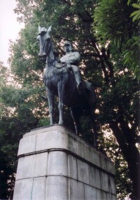 大山岩騎馬銅像