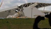 起重機事故中被損壞的球場頂棚