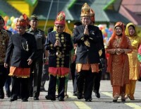 蘇西洛總統與夫人到訪亞齊特區，身穿亞齊傳統服裝