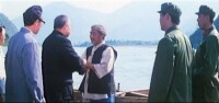 電影《彭德懷在三線》劇照·會見老船工