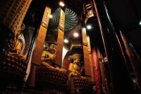 普光明殿內的佛祖塑像