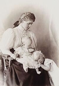 瑪麗王儲妃和她的兩個孩子：卡羅爾和伊麗莎白，1895年
