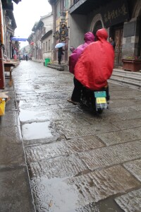 周村古商城雨中景象