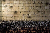 在哭牆前聚集的猶太人