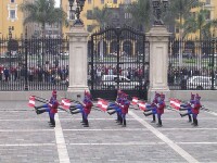 秘魯總統府衛兵換崗時的正步行