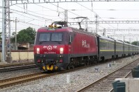 HXD3D型0054號機車牽引Z601次列車通過丰台南信號