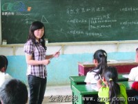 趙小亭為孩子們上課