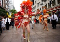 芬蘭桑巴舞演員在上海南京路街頭巡遊