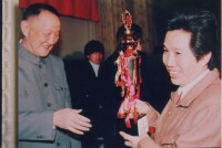 政協副主席洪學智為獲第一名的劉貴賢頒獎