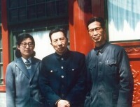 1980年5月與夏鼐和盧兆蔭先生