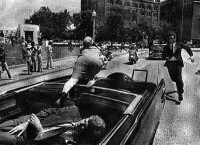肯尼迪遇刺后，傑奎琳爬上車廂后撿頭骨