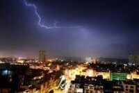 暴雨劃過縣城夜空