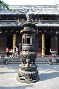 上海龍華寺三聖殿