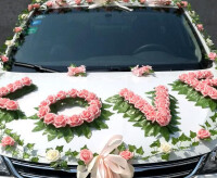 用玫瑰和百合裝飾的婚車