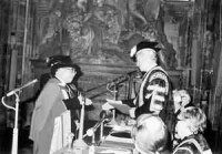 1987年盧嘉錫被英國倫敦大學授予名譽博士