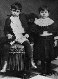 1889年，畢加索（左）與妹妹。