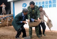 董事長張桂玉在援建北川施工現場