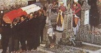 覆蓋著法國國旗的靈柩被送至科龍貝墓地