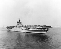 1953年11月，拳師號正在港口停泊
