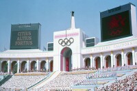 正舉行1984年夏季奧林匹克運動會開幕禮的洛杉磯紀念體育場