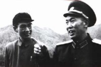 賀龍元帥給西藏軍區政治委員譚冠三授銜授勛
