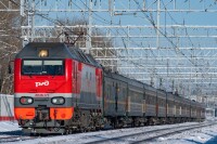 俄羅斯鐵路的EP2K型177號機車牽引003З次列車運行在西伯利亞鐵路