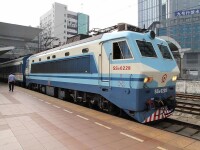 韶山8型0226號機車於廣州東站，採用DSA受電弓、圓形頂燈