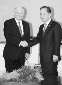 金泰榮(右)與美國國防部長羅伯特·蓋茨