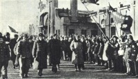 1948年10月17日，鄭洞國、曾澤生率部起義抵達哈爾濱車站時，受到夾道歡迎