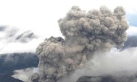 火山灰高達1500米