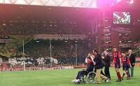 患病期間的西尼奧里尼接受熱那亞球迷的祝福