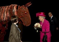 英國女王伊麗莎白二世為戰馬Joey獻花