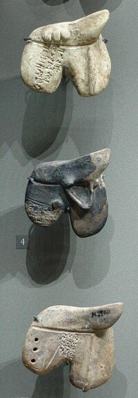 發現於公元前19世紀至18世紀的動物肝臟的粘土模型，位於敘利亞馬里的王宮中