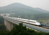 列車在京滬高鐵飛馳
