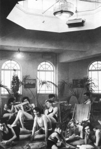 1933年3月英國多賽特郡普爾市人造日光浴