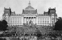 1919年人們在國會大廈前集會反對凡爾賽條約