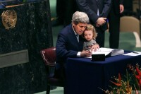 美國國務卿克里抱著孫女簽署《巴黎協定》