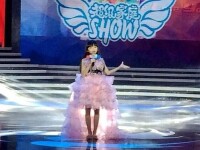 王巧在成都電視台超級家庭SHOW總決賽上演唱《We Love You》