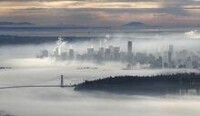 晨霧中的溫哥華市中心和獅門大橋