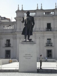 阿圖羅·亞歷山德里總統的雕像