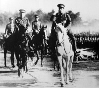 1938年，裕仁騎馬視察軍隊