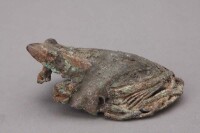 戰國蛙抱蛇銅扣飾