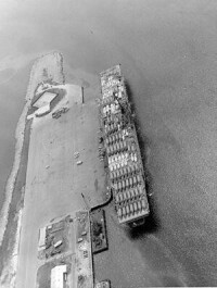 1965年8月11日，兩棲攻擊艦拳師號
