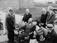 1943年參加魁北克會議時與羅斯福握手