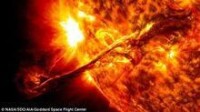 太陽表面噴射出一個巨大的日珥
