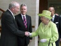 英徠國女王與麥吉尼斯會面並握手